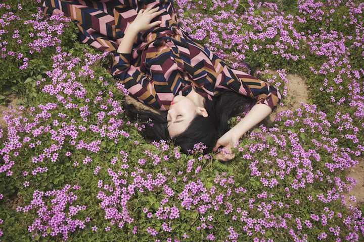 比较高的花丛可以站在花丛里或者蹲在里面,让人与花基本平行.