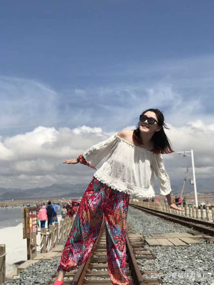 去青海旅游,穿什么样子颜色的衣服拍照比较好看?