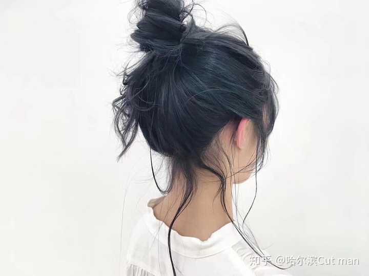 天生卷发的女生要怎样扎头发好看还修饰脸型?