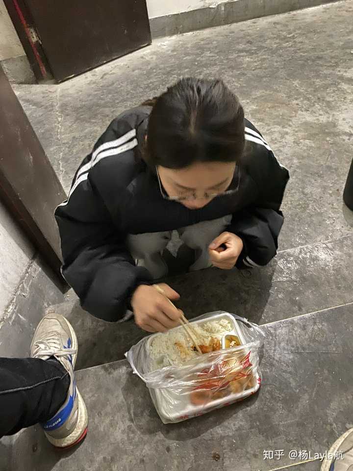 哈哈哈你没看错,蹲在楼道吃饭的是我