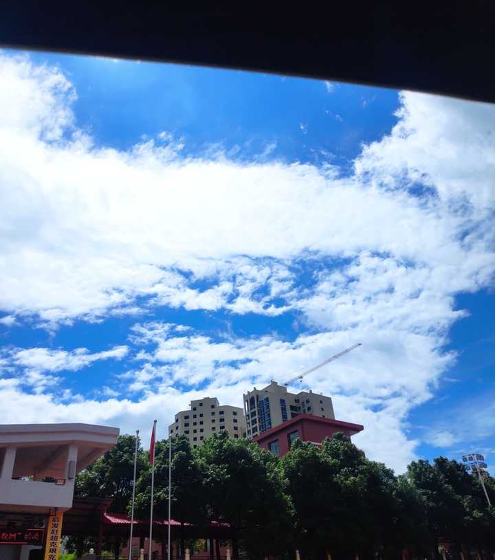 你手机里面有天空白云的图片吗?