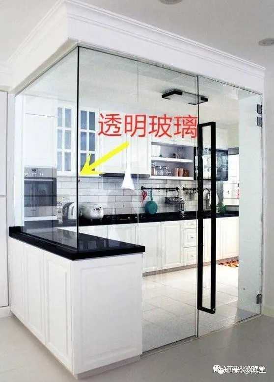 客厅与厨房半截墙玻璃隔断,视觉更开放时尚通透,内嵌玻璃移门随时