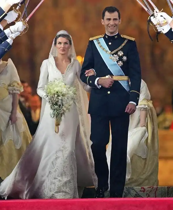 西班牙莱蒂齐亚王妃婚纱look 英国玛格丽特公主选择的也是简约精致的