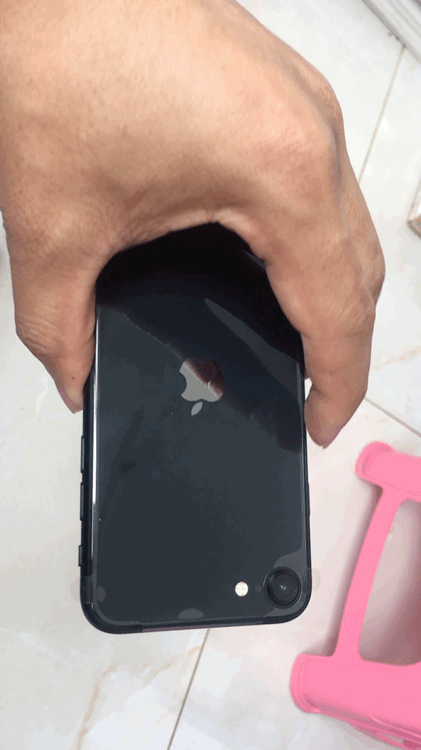7寸的小屏,虽然网传iphone12 可能售价5000以内仅比se高1000多,虽然se