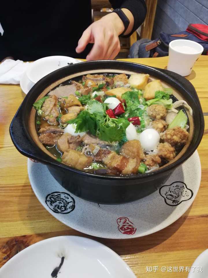 荤菜有红烧鱼块,鸡块,牛肉,袈裟肉,丸子,红烧肉,鹌鹑蛋.