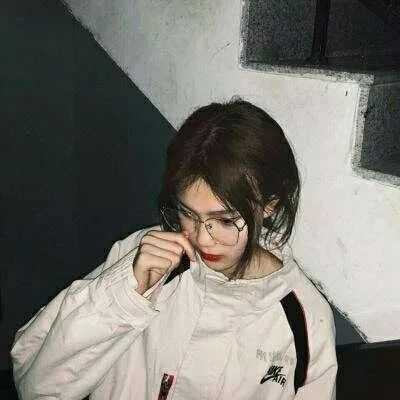有没有冷淡风的黑色系女生头像?