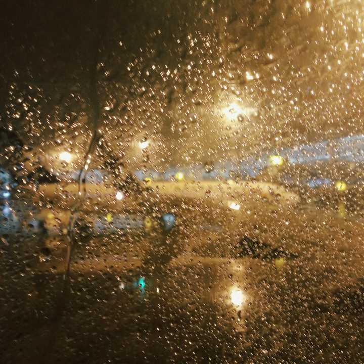 深夜到达重庆机场,淅淅沥沥的下雨,后来他们说,白天还超级热的,我来的