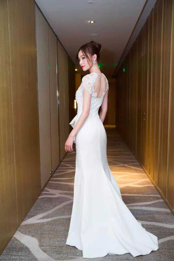 有哪些足够让人惊艳的美背图片?