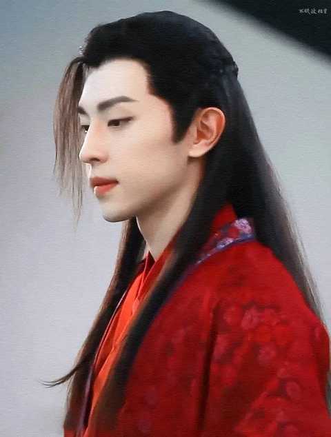 邓伦目前的古装造型有《楚乔传》中的萧策,《香蜜》中的旭凤,《封神