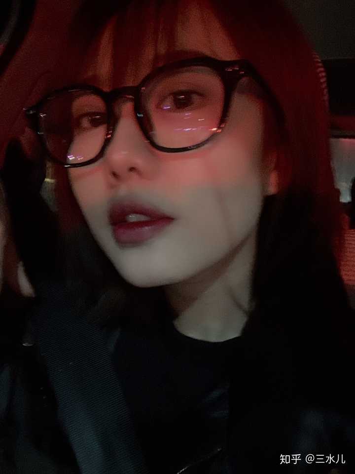 有哪些适合女生自拍的姿势?