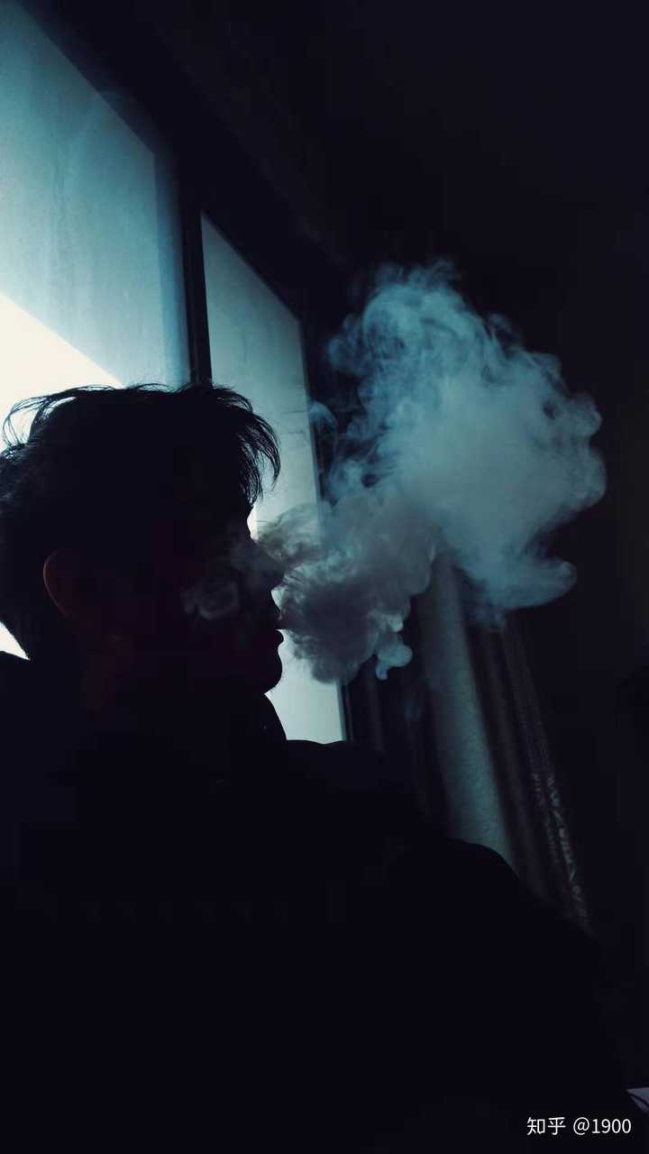 冬天去朋友家里一起玩,大家都是烟鬼,他那时候在抽烟,我正好抬头看到
