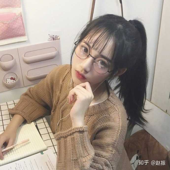 有戴眼镜留刘海还长得很好看的女孩子吗?