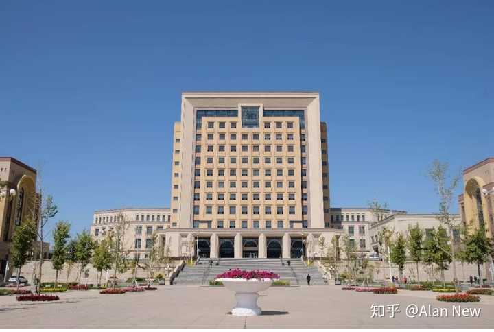 新疆师范大学周边有什么好吃的或者好玩的地方?