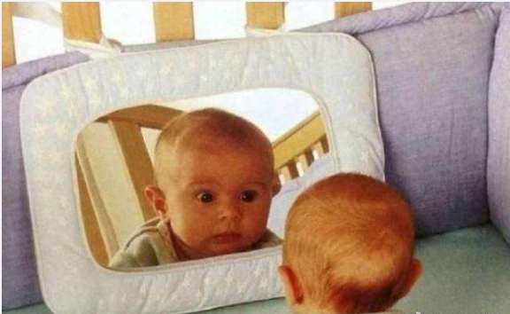 给宝宝照镜子好不好?