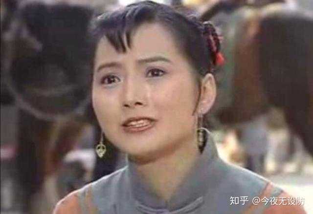 1995年,在当年大热的《宰相刘罗锅》,她扮演了"季清"一角.