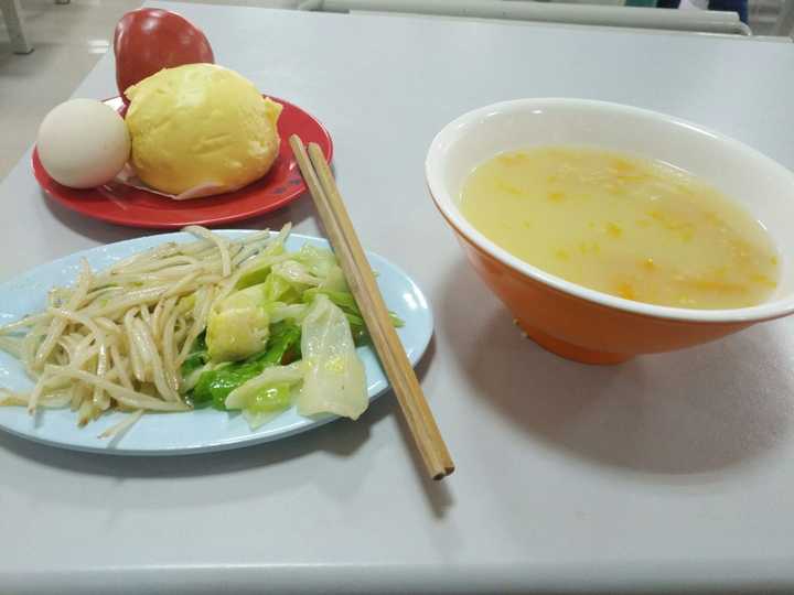 如果在学校:以前拍的我的早餐~学校的食堂也可以搭配出养生餐的~ 中午