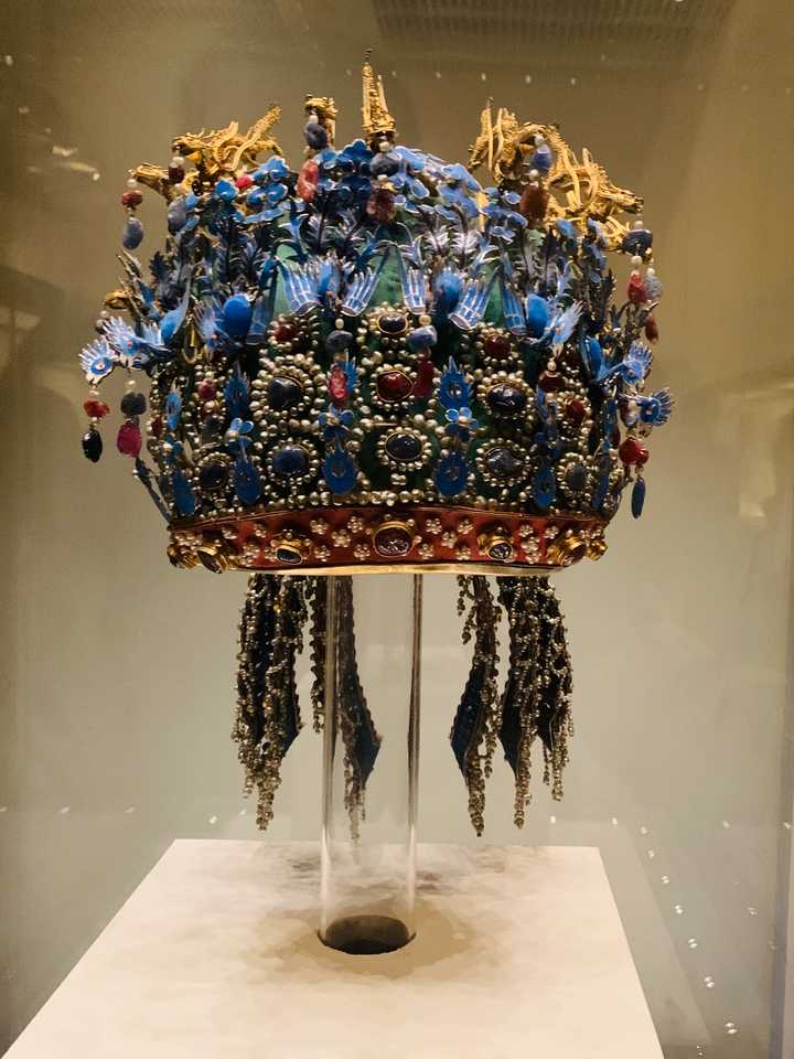 国家博物馆里看到的明代皇后凤冠,珠光宝气极尽华美,一下子把人带回
