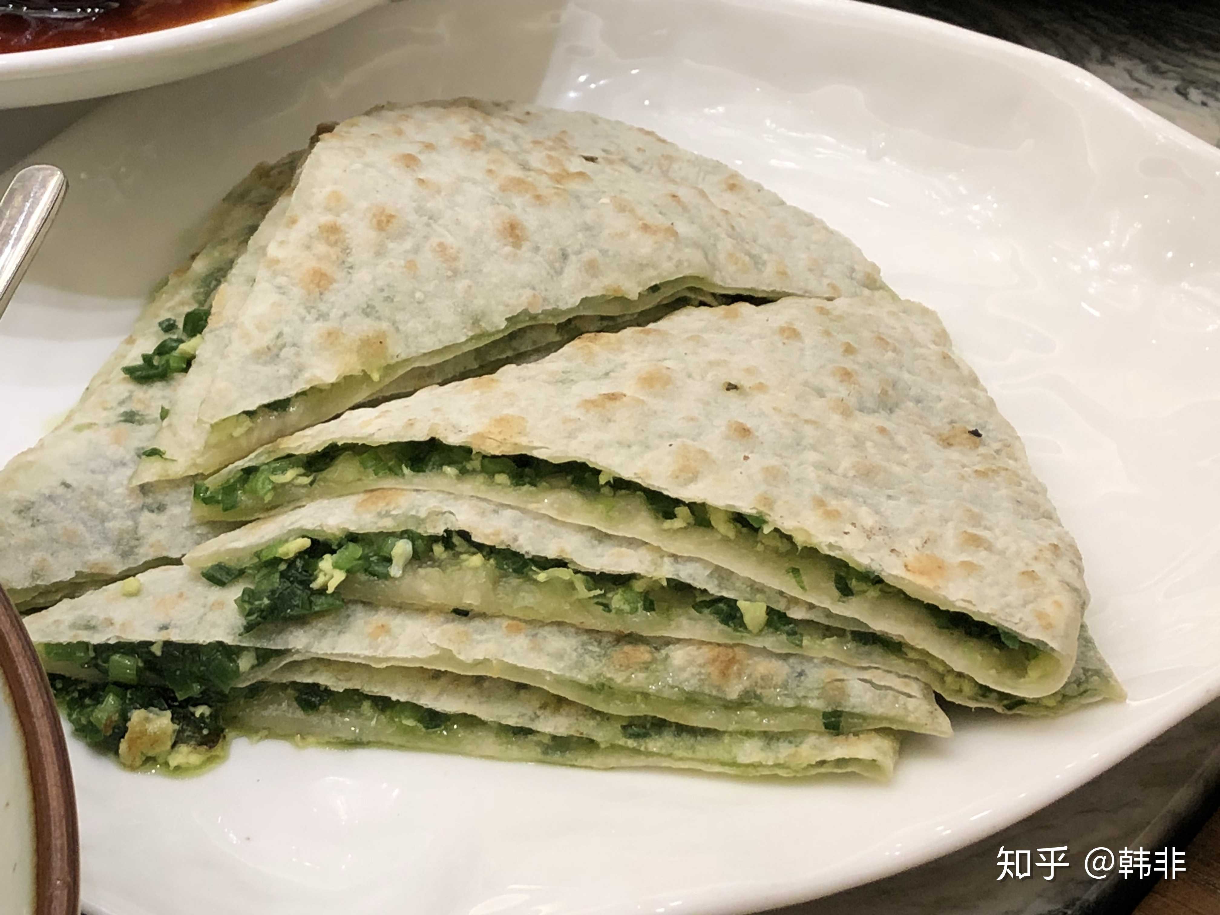 全中国的餐桌上都有"韭菜馅饼"的一席之地.连吃肉饼的香河也不例外.