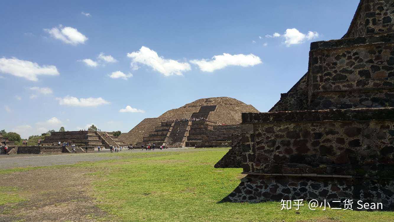 位于特奥蒂瓦坎的太阳金字塔,月亮金字塔和亡者大街,静静的诉说着那段