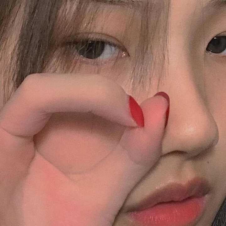 有没有那种性冷淡风又有点a的壁纸或者女生头像?