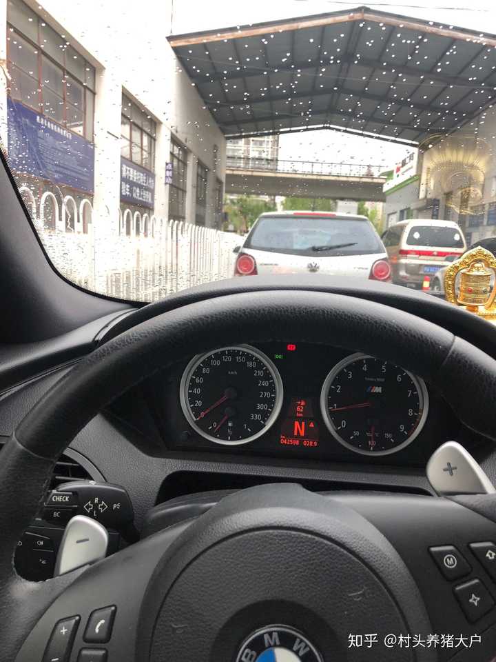 在路上开廉价车和开豪车相比有什么区别