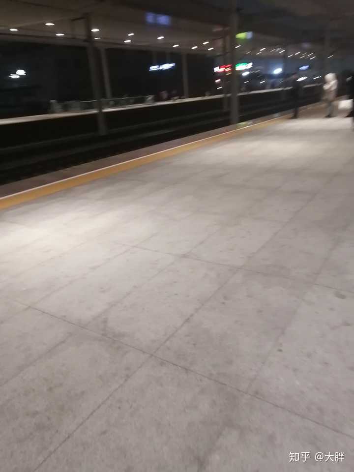 这是一张去找异地的他要坐车回家在等车的照片