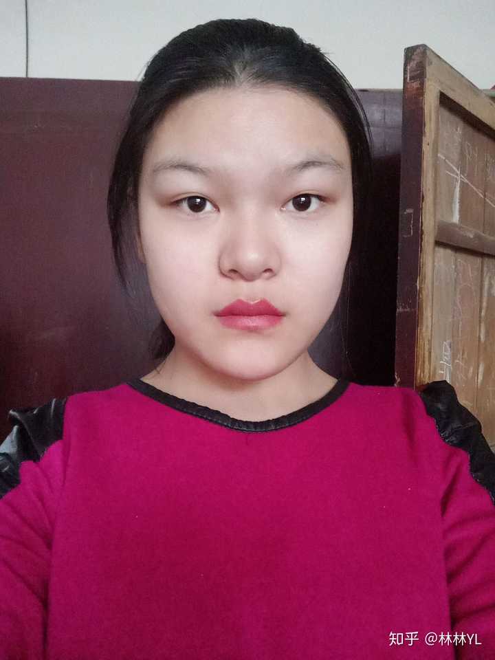 不饱满有时会有抬头纹,眉型不对称!
