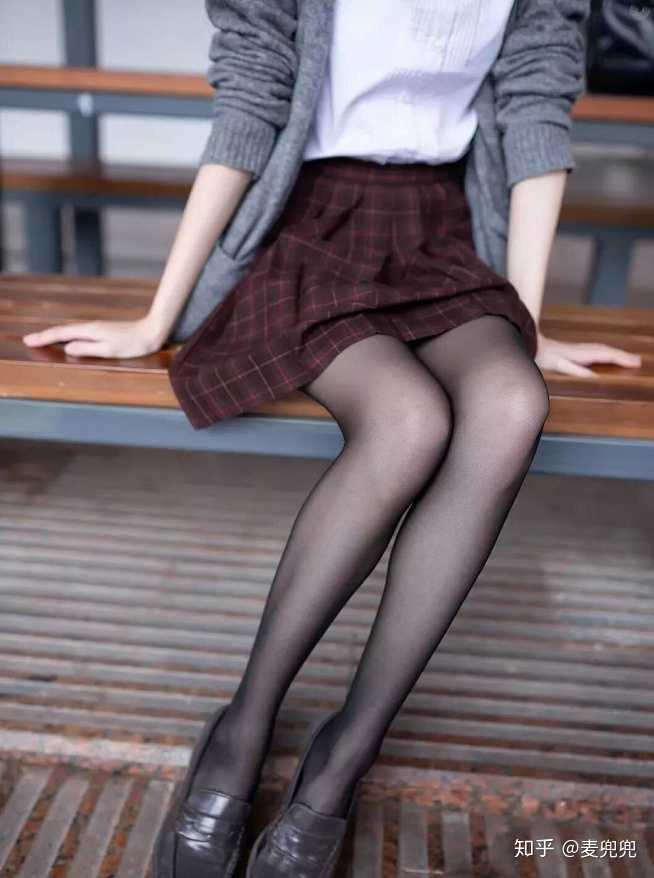 穿黑丝配jk制服怎么克服羞耻感?