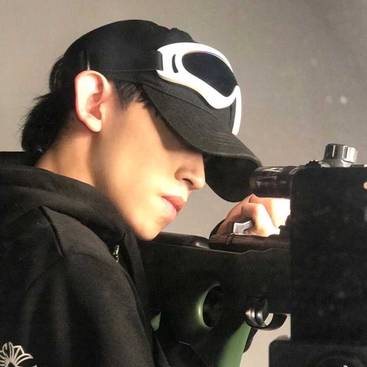 求一些好看的微信男生头像鸭,最好是欧美风阳光向上的