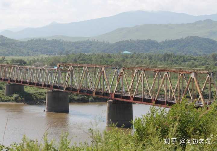 1952年,苏联到朝鲜的铁路通车,在图们江口附近建成"大"桥,桥高 7米