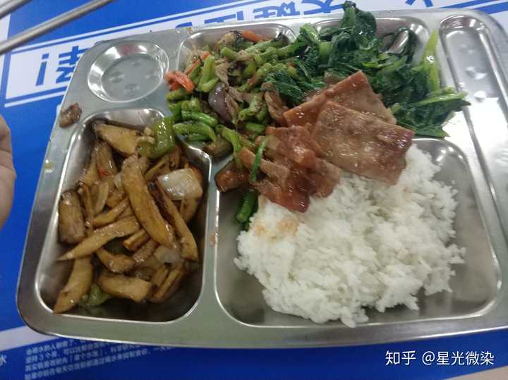 三饭的,虽然摆盘难看了点,但还是很好吃的,而且三饭的饭菜在四个饭堂