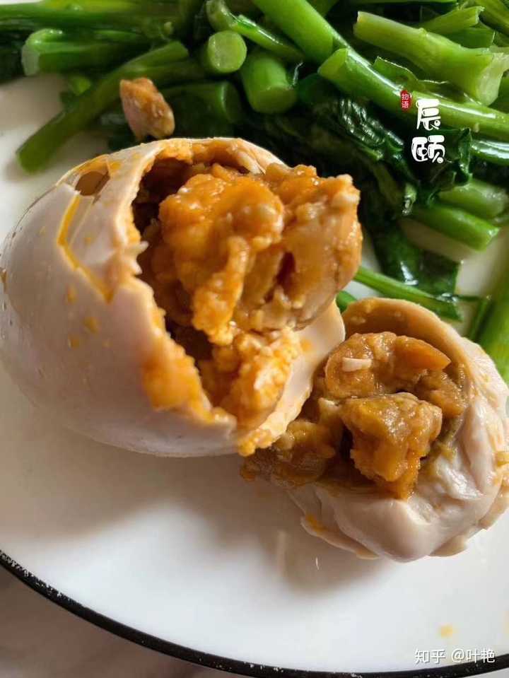 自带海鲜味,因为鸭子都是吃小虾小鱼长大的,与一般海鸭蛋相差甚远