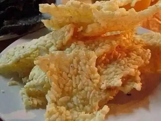 冰稀饭,最早源自玉溪市的民间小吃,以白糯米为主料,配以小红枣,西米