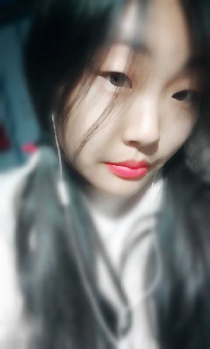 嘴长的不好看的女生怎么自拍?