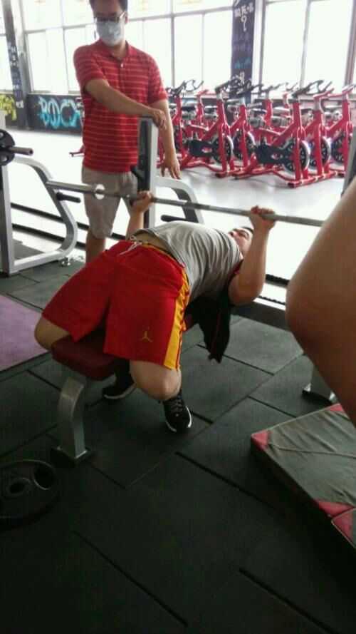 哥们儿你就不怕腰断了吗?难道是因为大腰子吃多了