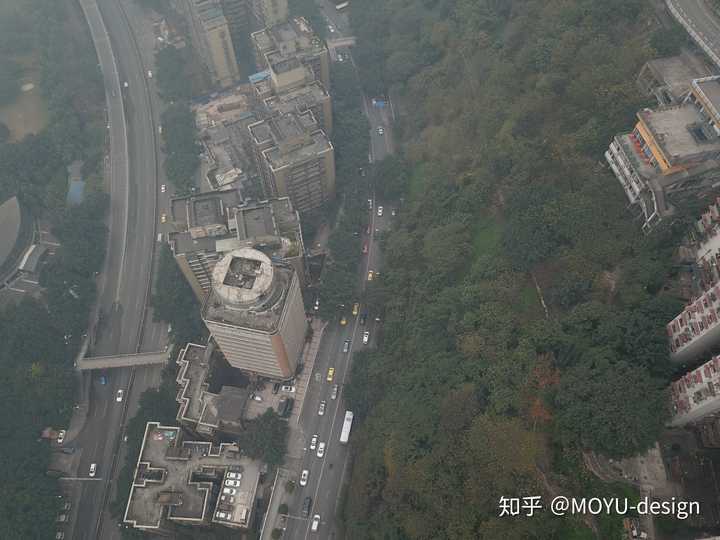 这是地块附近无人机拍摄的画面,然后在第三天的时候,不幸挂了树枝云台