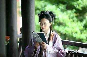 然后是我找的李小冉的古装图,不是人们心目中的大美人但至少也是个