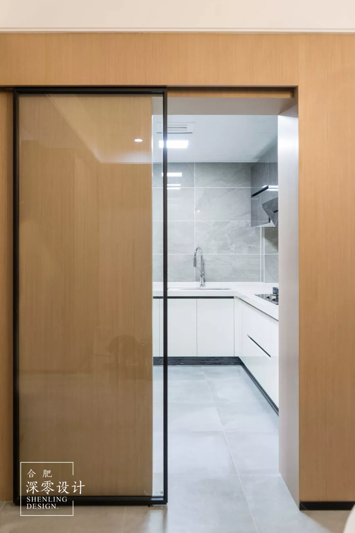 设计师用单扇玻璃吊轨门代替了普通平开门,丁点不浪费厨房空间