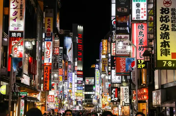 日本东京,新宿街道夜景