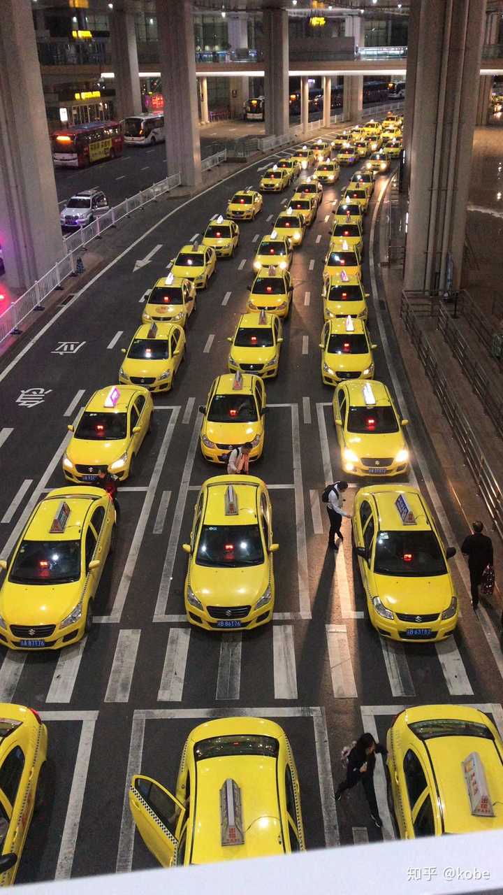 重庆欢迎您! 出租车正常运营,列队迎候  网红"祖玛"打卡地