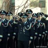 参加升旗仪式的警察均身着新式警察礼服,这是新式警察礼服继警旗授旗