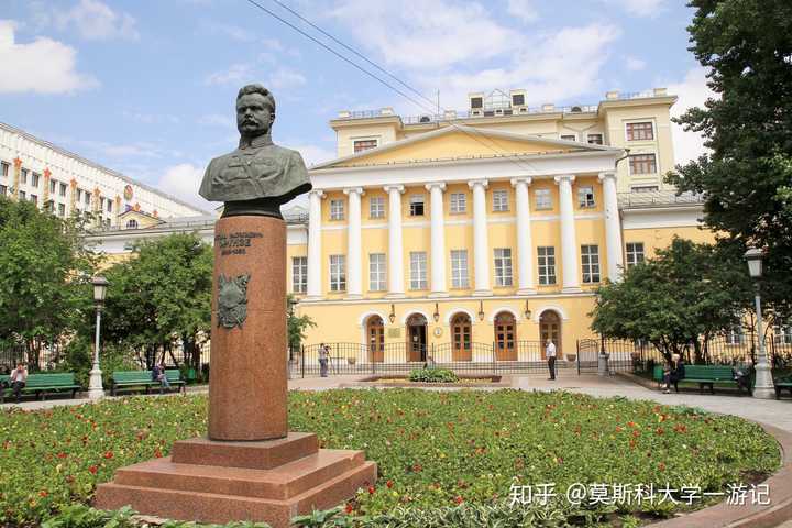 ных --- 俄罗斯格涅辛音乐学院,建于1895年,位于俄罗斯首都莫斯科