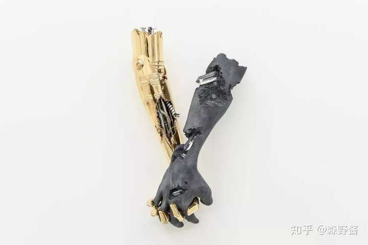两位艺术家以截然不同的风格营造出反差较大,但毫无违和感的另类视觉