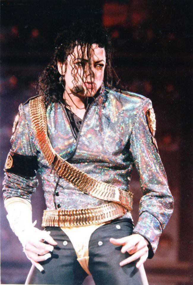 为什么迈克尔杰克逊跳舞摸裆是舞王蔡徐坤摸裆是你太美
