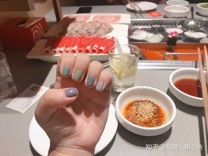 如图 八月份去吃海底捞的时候 先是做了手部护理 然后又做了美甲 之