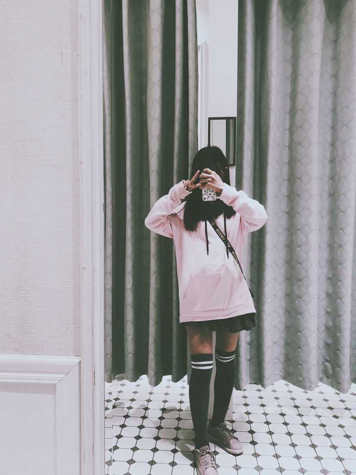 超大卫衣,肉色丝袜,运动鞋,全中. 我就是这条街最土的女孩子没错了