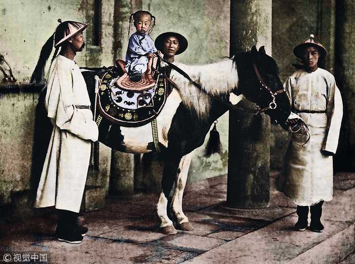 骑在马背上的3岁的光绪皇帝 秦风老照片馆/视觉中国