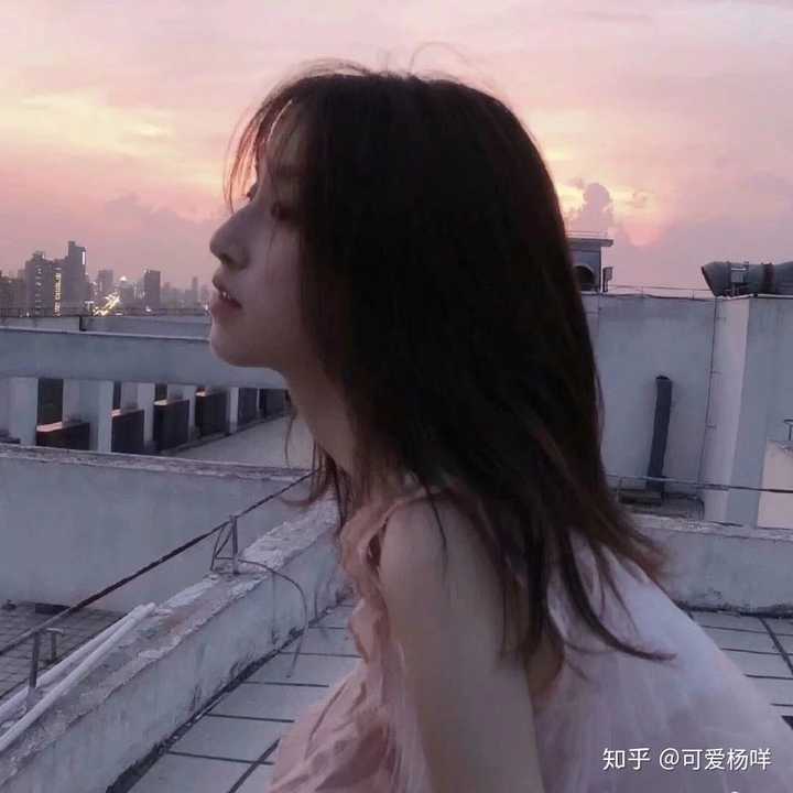 有没有那种性冷淡风又有点a的壁纸或者女生头像?