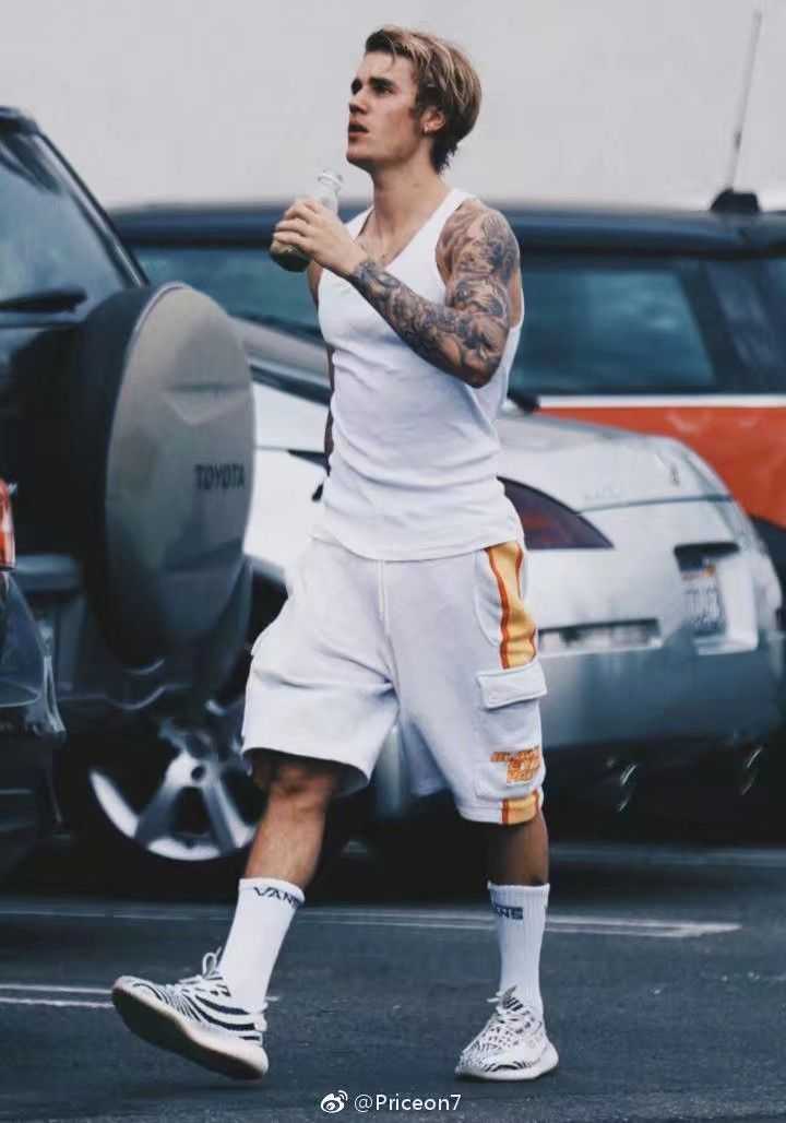 有哪些justinbieber15-17年左右发型还是两边剃光上面