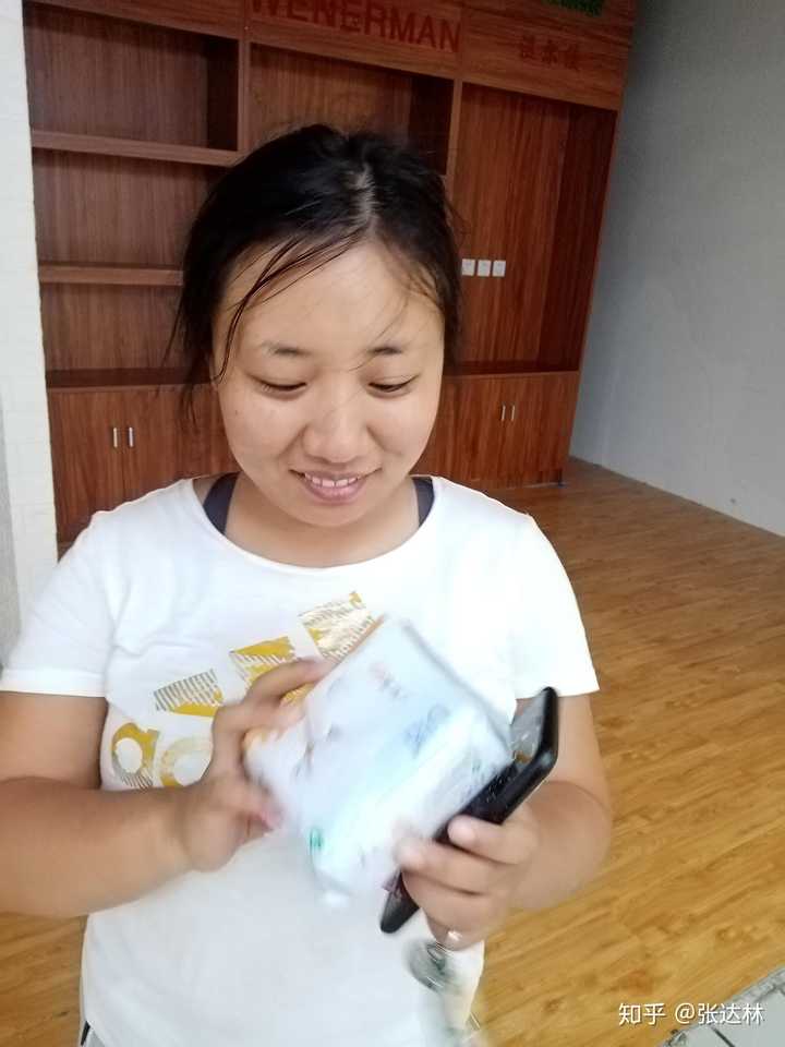 为什么有的女孩子拿卫生巾要遮遮掩掩?